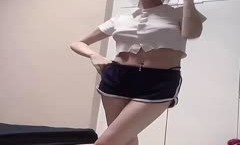 《疯狂抖音》美新娘5 美.女喝高了洒酒疯耍的点大当街脱.光光摆pose还跟jc动手(21)