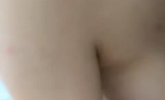 新人小妹mei露脸让小哥玩弄，吃奶又舔tian逼，奶头和逼逼都很粉，强制口kou交，无套爆.草玩奶子，呻吟可射各种蹂躏射逼