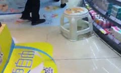新片上市！【海角❤️乱luan伦大神】乱luan伦爱好者✨ 危险游戏妈妈戴着跳.蛋逛街 出门被扫地阿姨发现了 强烈快.感忍不住蹲下 回到家湿透了