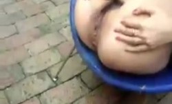 趁着巷子门口没人在家，出门风骚学学男人拉尿，嘘嘘的哗啦水流声，这逼 操cao起来肯定非常TW18-SWAG爽shuang，还是个OL！