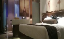 长屌哥酒jiu店约啪网红脸气质性.感外围美.女,太漂亮还没洗澡就被扑倒,各种姿势用力猛干, 操cao的美.女身体颤抖躺那不动了.国语!