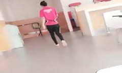 疫情期间餐厅顾客少小情侣玩偷.窥女友的无-毛小骚.穴非常嫩颜值也不错很刺激