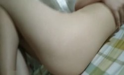 某高校女神级美.女大学生在宿舍床上掰穴自.拍 貌似还是个处 逼逼里真粉嫩