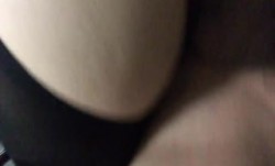 漂亮小美.女好久被肏了,老公出差刚回来就迫不及待穿上开档黑丝求 操cao吃鸡.鸡,坐在大屌上拼命摇摆到高潮,边干边拍!