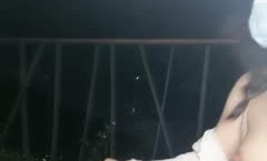 新片上市！【校花学妹mei初下海】扎着两个辫子颜值不错妹mei子，户外野战口口后入抽.]插，抬腿栏杆上 操cao呻吟娇喘