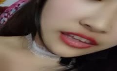 非常可爱的妹mei子情趣女仆装扮，露脸黑丝开档道具小黄瓜自.慰嫩嫩呻吟，跳弹摩擦听呻吟就射了，精jing彩不要错过