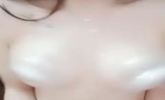 性.感红唇白皙大.奶萌妹mei全裸椅子道具自.慰，振动棒插.逼吸奶震动翘屁股后入抽.]插非常诱人