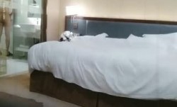 中年眼镜男宾馆约 操cao师范院校水嫩性.感的大二美.女啪pa啪,从床上干到地下,抱起来狠狠干,身强体壮连续搞了美.女2次,吃不消了!第00集