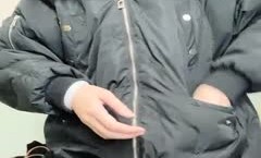 黑衣短发妹mei子开裆丝袜在家把大黑牛绑在腿上再户外附近毛坯房露逼震动自.慰很是诱惑喜欢不要错过