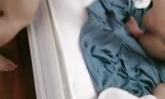刚18岁少女带闺蜜约两大哥4P大战 床边撅着屁股挨揍肉.棒啪pa啪