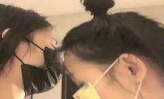 新片上市！【萝luo莉和御姐姐妹mei花】深夜双女互舔tian啪pa啪大秀，69口口叠罗汉洗澡上位骑乘，很是诱惑喜欢不要错过