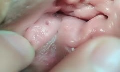 还是那个肚兜少.妇露脸天气不错外卖玩个车震，露脸鸡巴上倒上奶让她口，车里激ji情抽.]插骚逼，最近距离的特写