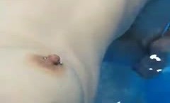 TW18-SWAG爽shuang啊，情侣在游泳馆就搞了起来，水下舔tian骚.穴，玩弄乳房，真羡慕！1