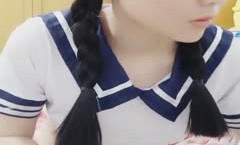 年轻漂亮小嫩neng妹mei绑着双马尾穿着学生制服自.慰插.穴十分诱人