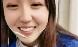 身高176小学妹mei课上让闺蜜掩护偷偷漏咪咪，回宿舍脱.光光