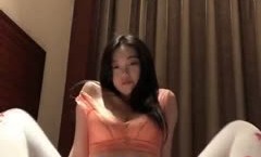 火爆全网的私圈土豪高价定制高颜大二露脸美.女新片上市！【吴小姐】宿舍姐妹mei还在扩阴器高跟鞋内裤插入极度反差 (5)