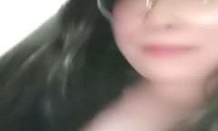 白熊小师妹mei妮妮家里没地方跑到医院厕所去大秀，露脸玩耍拿个棒棒冰塞骚 操cao抽.]插，自己舔tian淫.水，大.奶子又白又挺