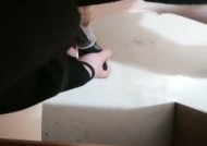 黑衣长相甜美妹mei子办公室道具自.慰出水秀开裆肉丝桌子底下大黑牛震动非常诱人很是诱惑喜欢不要错过