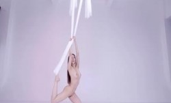 《重磅VIP精品⭐福利》极品女神上流御姐女人味十足阿伦(维拉语梦)日月俱乐部顶级裸体瑜伽 脱衣走秀 空中裸体瑜伽笑容超甜语梦空中瑜伽02_(new)