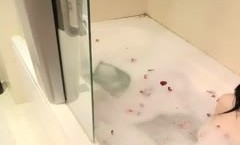 娇小身shen材网红脸妹mei子新片上市！【小骚猫】沙发翘屁股扭动，浴缸洗完澡按an摩器跳.蛋自.慰，很是诱惑喜欢不要错过