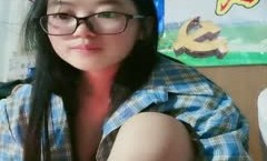 疫情未过两个样子清.纯提前返校等开学的眼镜御姐学生妹mei在宿舍直播赚点生活费