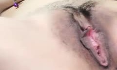 高gao颜值清.纯萌妹mei子性.感丁字裤黑丝诱惑，道具假屌上位骑坐乳夹近距离特写，呻吟娇喘非常诱人
