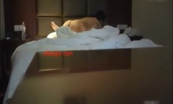 公司领导酒jiu店潜规则财务刚来上班的漂亮美少.妇,美.女一脸不情愿还被狠狠爆插,干的奶子乱晃, 操cao肿的节奏啊!