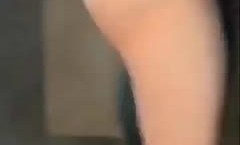 保安大哥太牛逼了上着班都能勾引少.妇，楼道这个姿势插进去真需要技术含量，结果被同事偷偷录下这一幕
