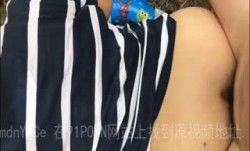 游泳回来路边草丛把熟熟拖人草丛，草丛野战配上浪lang叫声太TW18-SWAG爽shuang了