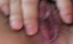 年纪不大萌萌的小妖精露脸玩的越来越开放了，身shen材还不发育好粉嫩的骚逼在狼.友的指挥下自.慰流白浆，看着真刺激