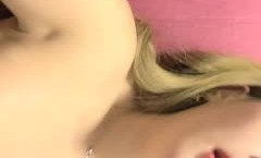 颜值不错黄发妹mei子新片上市！【法拉女神】单人沙发上自.慰，舔tian弄振动棒手指抽.]插呻吟娇喘，很是诱惑喜欢不要错过