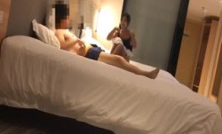 酒jiu店约 操cao电信公司上班的美.女营业员,下班后直接来酒jiu店啪pa啪,上班时一本正经床上淫.荡不堪,肏的呻吟不断!