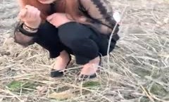 新片上市！【野战正规军】颜值不错妹mei子野地啪pa啪，脱.光光口口地上大力猛 操cao，很是诱惑喜欢不要错过