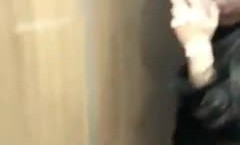 高gao颜值骚.货小妮子，乘坐高铁一时忍不住发骚性起跑到厕所摸穴穴，露大阴.唇，撩转舌头好想要大鸡.巴！