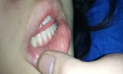 新片上市！【真实MJ】把高中小嫩neng妹mei搞晕，躺在床上鼾声如雷，玩弄青春胴体和粉嫩鲍鱼，尿道口阴道口看得清清楚楚，超清1080P，附现场图10P