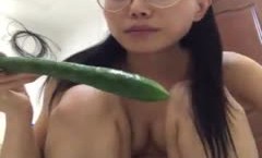 闷骚眼镜妹mei拿着两根黄瓜一块抽.]插.穴穴屁眼，玩尽兴啦还把黄瓜吃啦，嚣张至极会玩会玩！